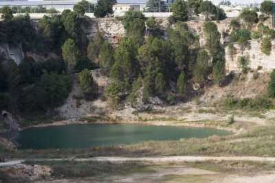 Sconosciuto e nascosto in una cava: a due passi da Bari c'� un vero piccolo lago